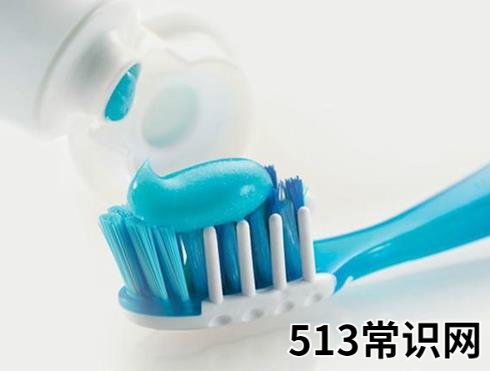 牙膏巧贴画小窍门:牙膏贴画既牢靠又不损坏墙壁