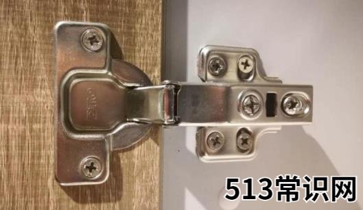 橱柜门高低怎么调铰链 橱柜门板怎么选